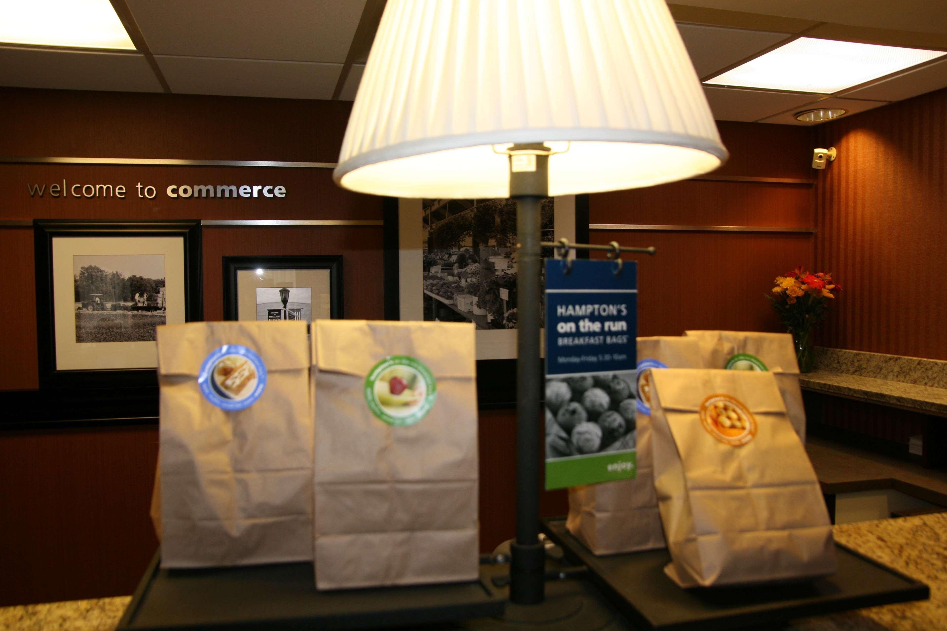 Hampton Inn Комърс Екстериор снимка