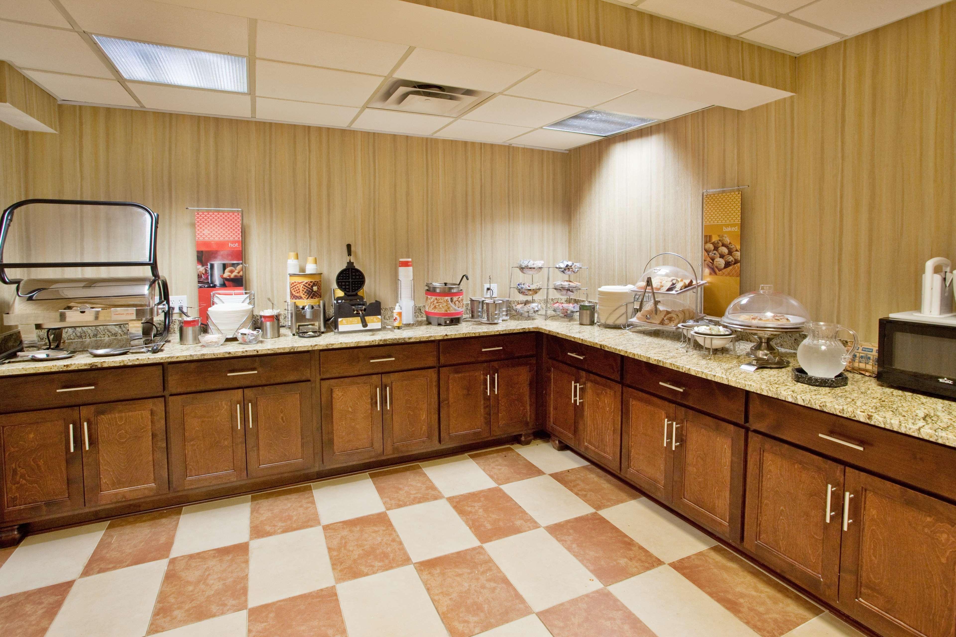 Hampton Inn Комърс Екстериор снимка