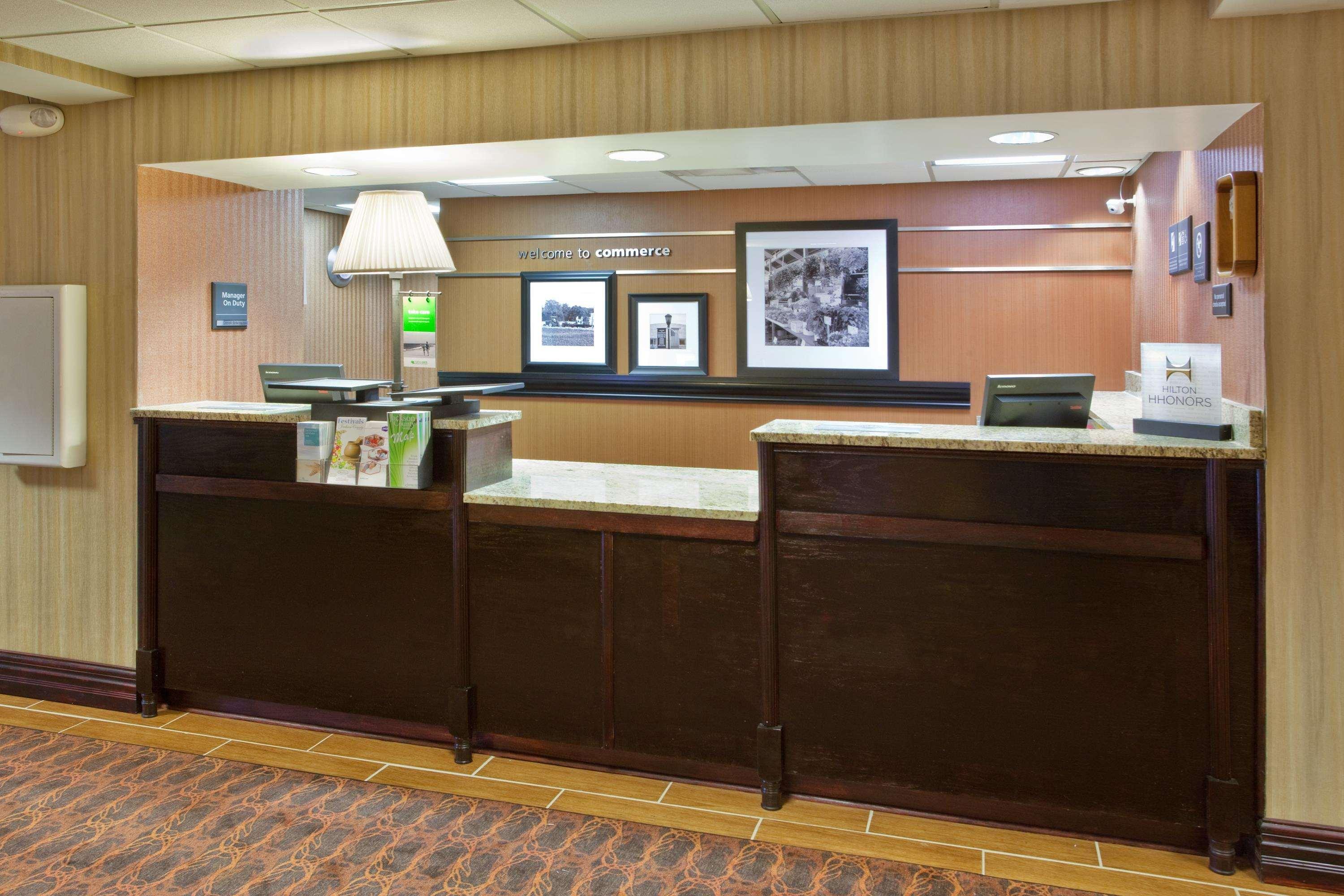 Hampton Inn Комърс Екстериор снимка