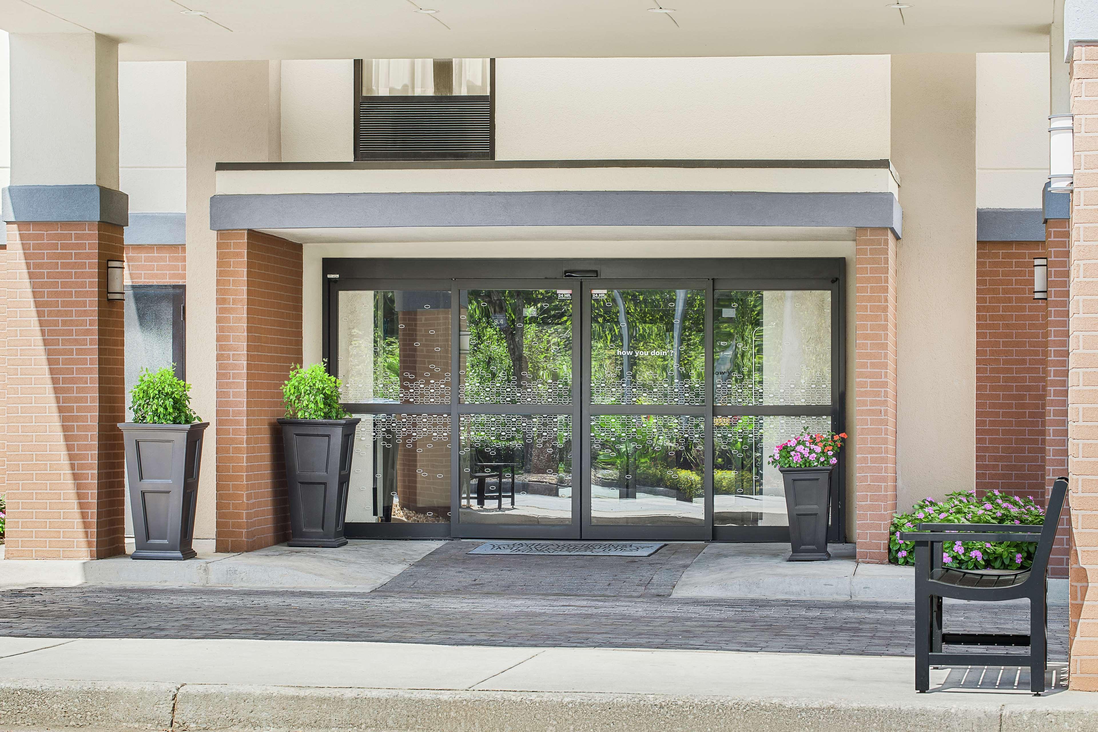Hampton Inn Комърс Екстериор снимка