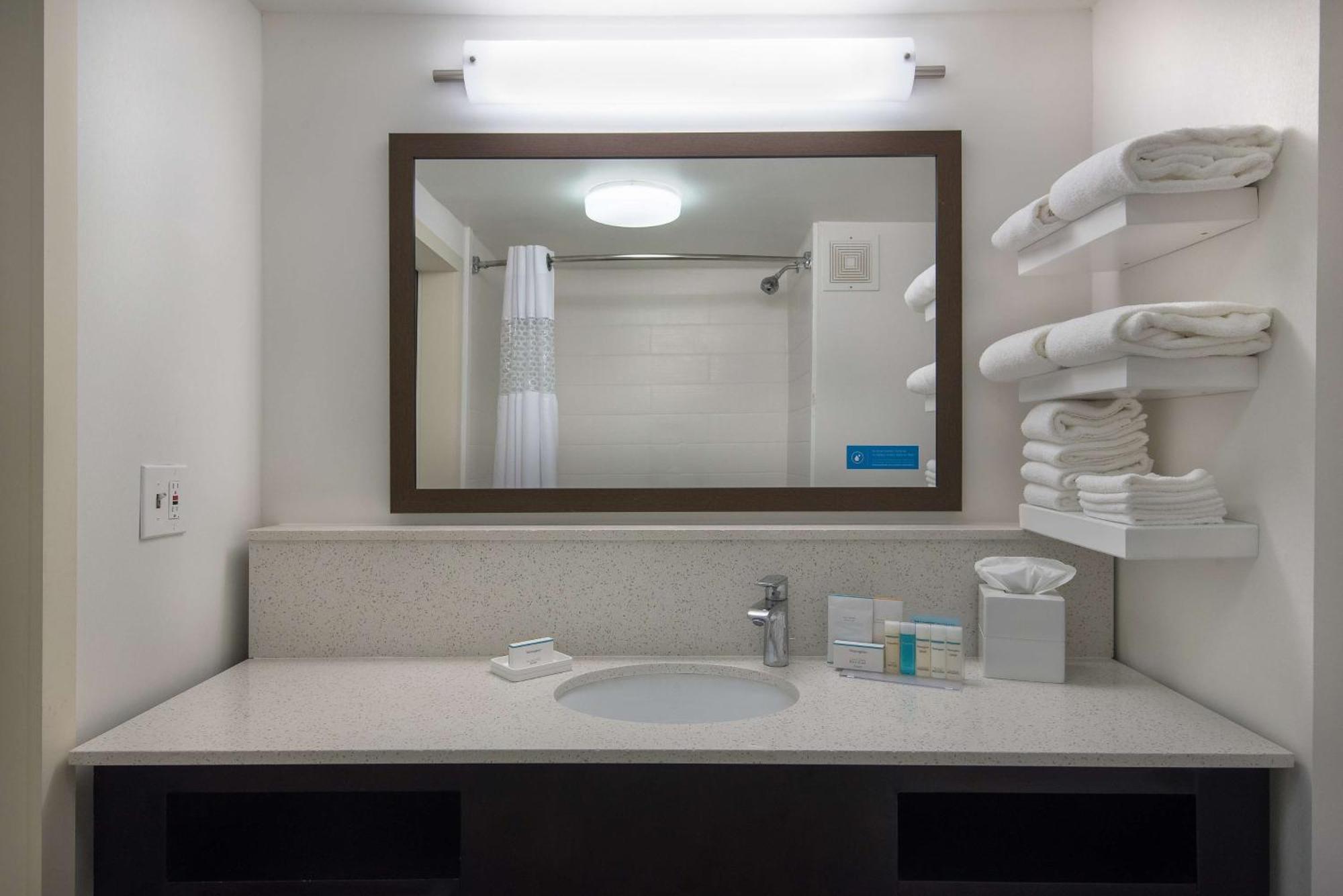 Hampton Inn Комърс Екстериор снимка