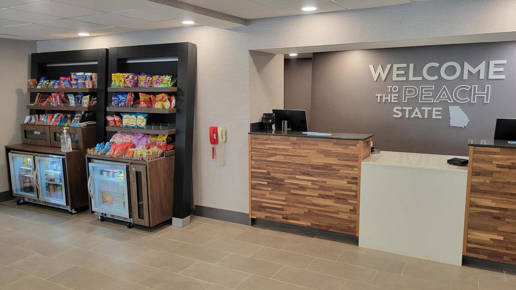 Hampton Inn Комърс Екстериор снимка
