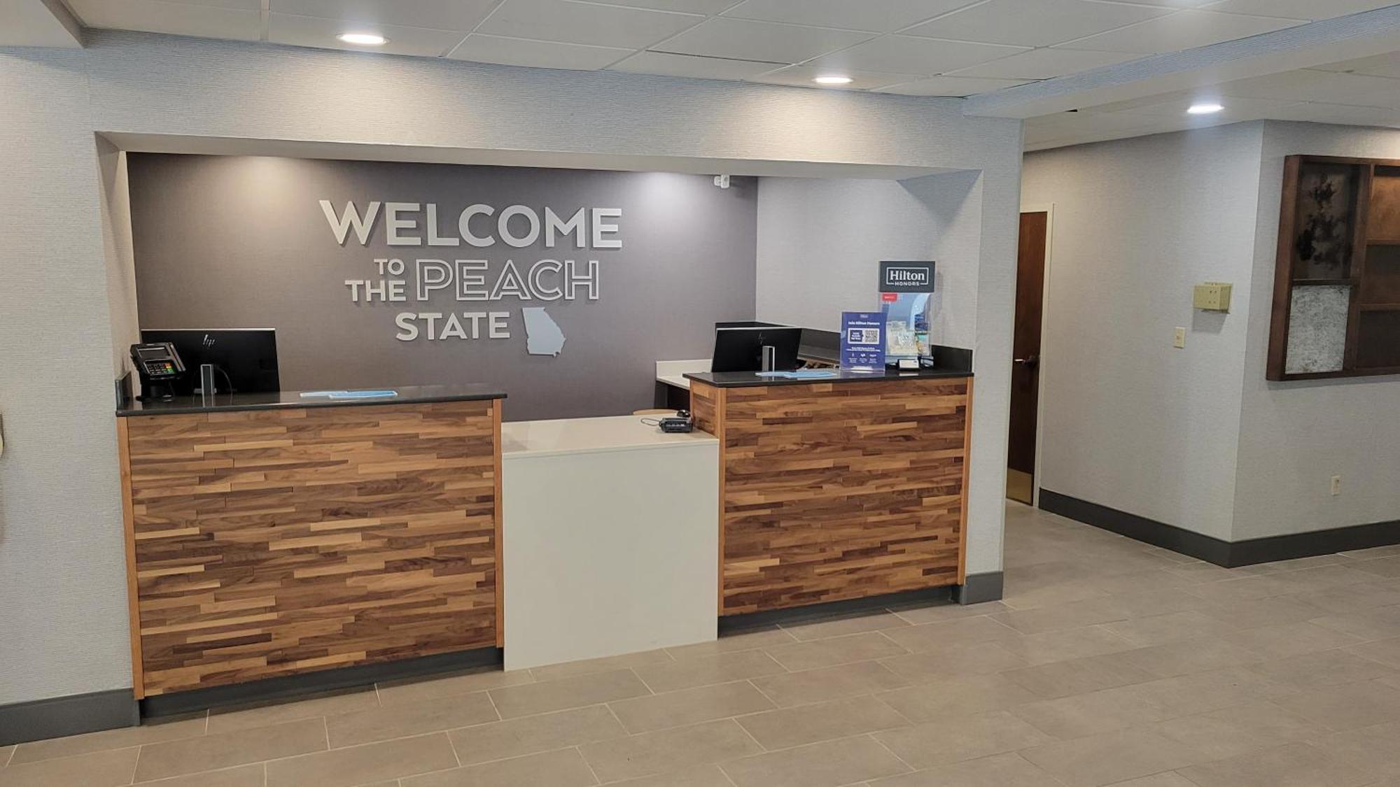 Hampton Inn Комърс Екстериор снимка