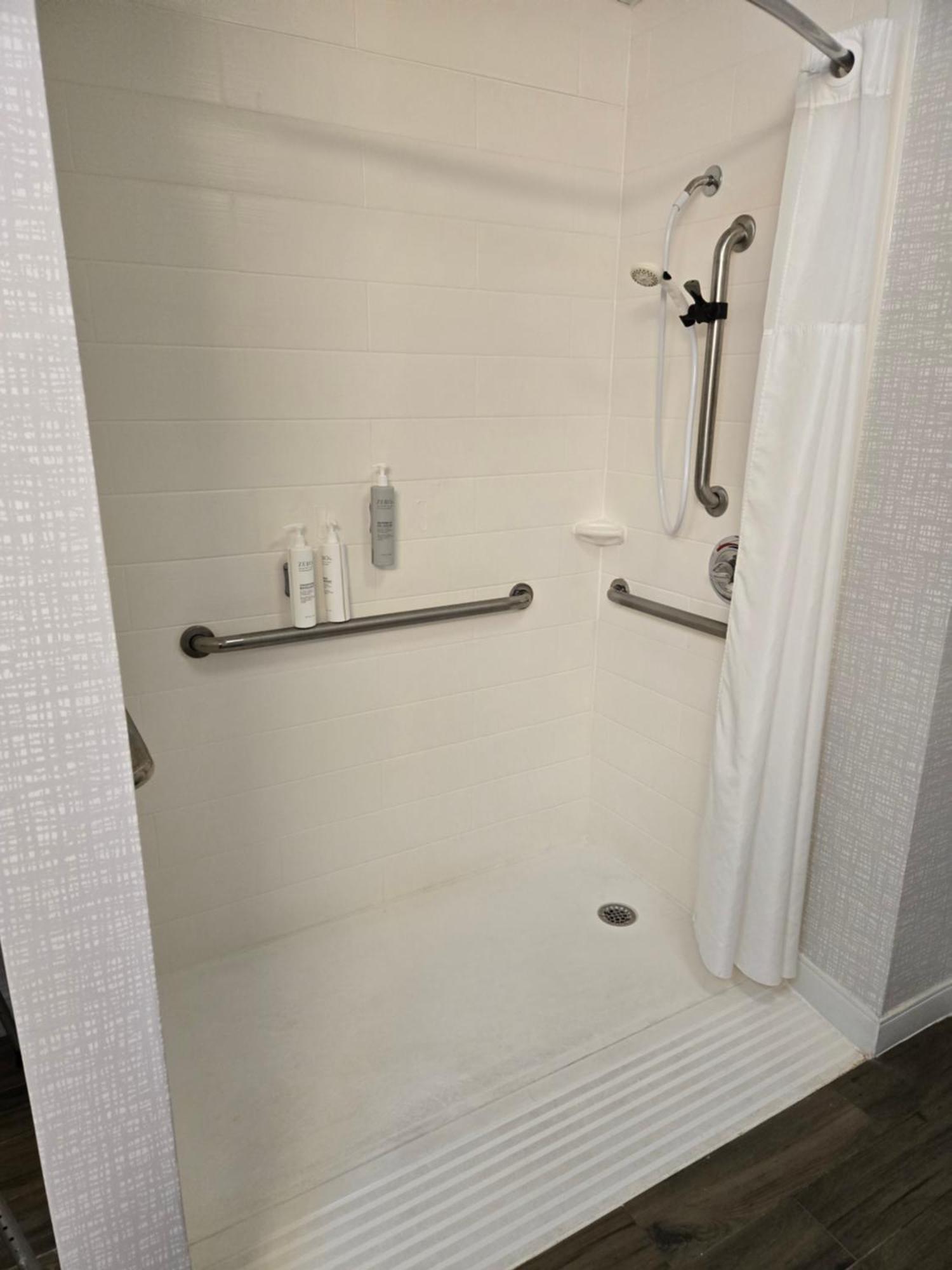 Hampton Inn Комърс Екстериор снимка