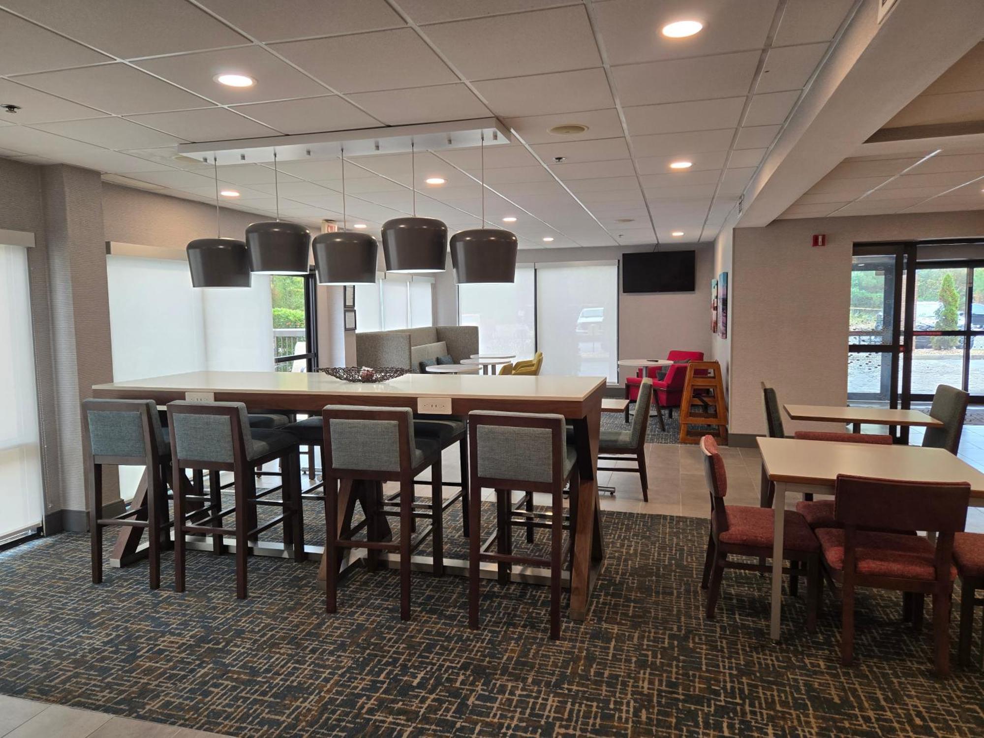 Hampton Inn Комърс Екстериор снимка