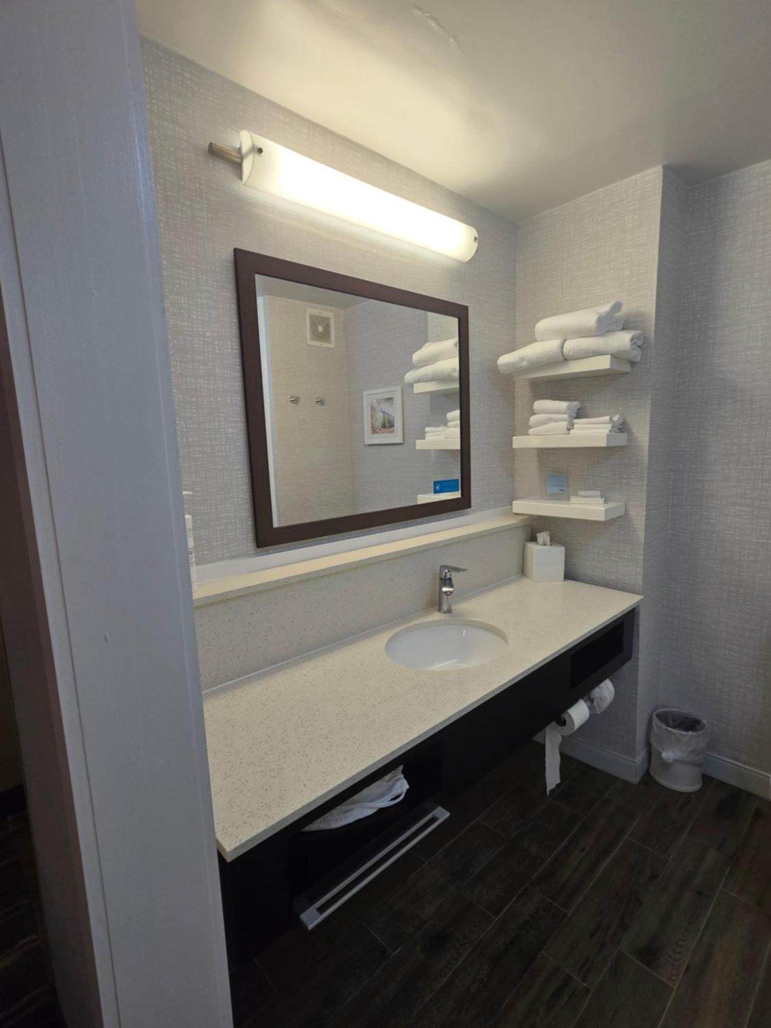 Hampton Inn Комърс Екстериор снимка