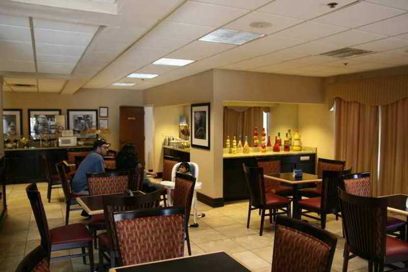 Hampton Inn Комърс Ресторант снимка