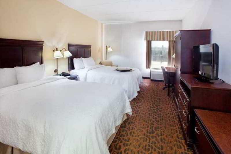 Hampton Inn Комърс Екстериор снимка