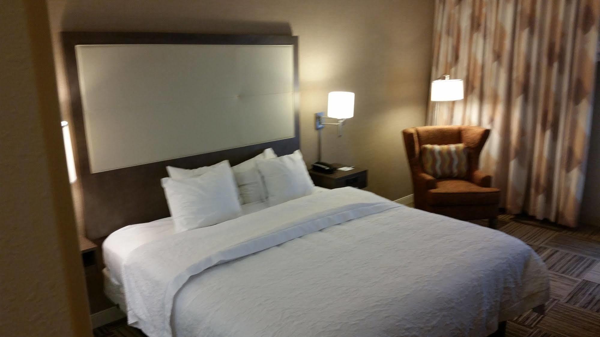 Hampton Inn Комърс Екстериор снимка