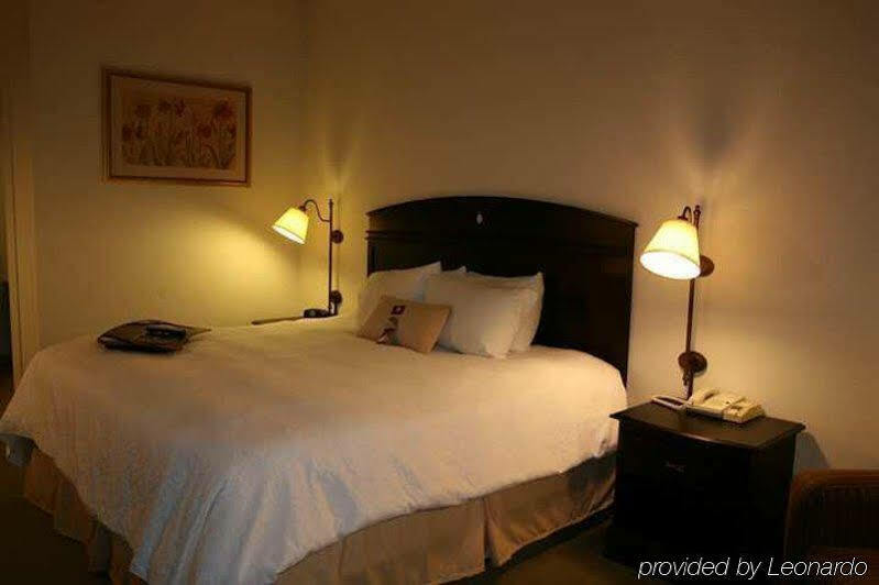 Hampton Inn Комърс Екстериор снимка
